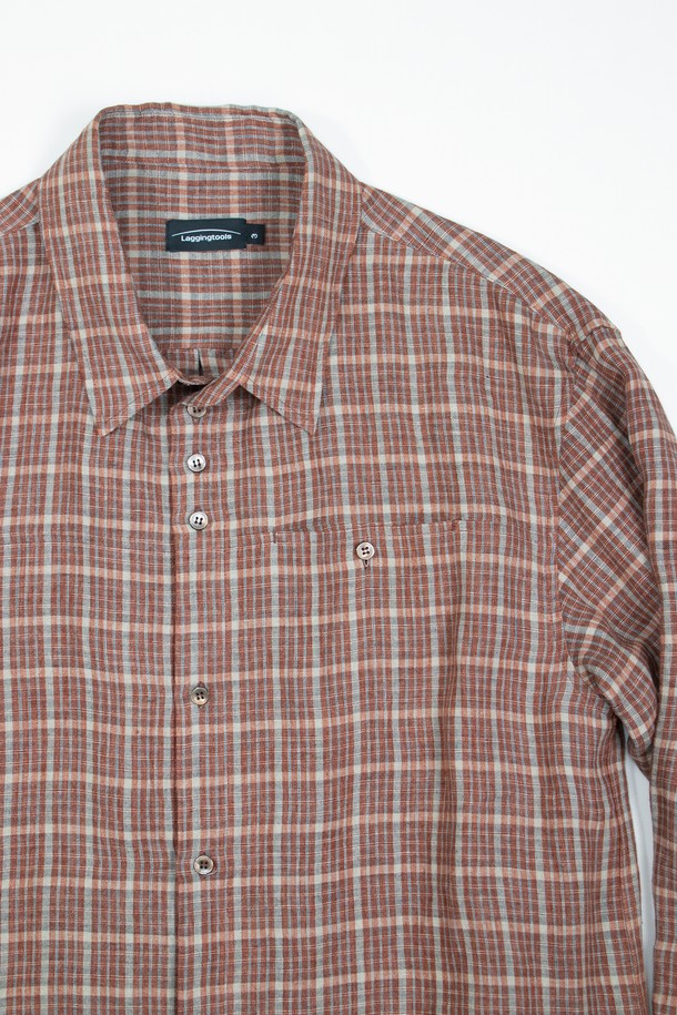 이태리산 린넨 패브릭으로 제작된 Natural Check Pattern 셔츠_레드입니다. 클래식과 캐주얼 무드를 넘나드는 릴랙스 핏의 긴소매 셔츠로, 봄, 여름 시즌에 활용하기 좋습니다. 체크 패턴과 부드러운 촉감이 특징이며, 히든 포켓과 연속 단추 디테일, 그리고 단추 잠금 포켓 3개가 디자인의 완성도를 높입니다. 데이트룩, 카페룩, 여행룩 등 다양한 TPO에 미니멀, 캐주얼, 클래식 스타일로 코디해보세요.
