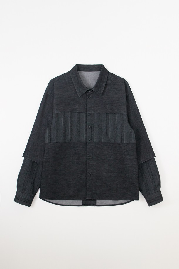 Two-Fabric Shirt (투-패브릭 셔츠) 블랙 색상입니다. 모던하고 미니멀한 스타일의 긴소매 셔츠로, 릴렉스 핏으로 편안하게 착용할 수 있습니다. 면, 나일론, 울, 폴리우레탄 혼방 소재로 제작되었으며, 매트한 촉감과 스트라이프 패턴이 특징입니다. 소매는 이중 원단 디자인으로, 걷어 입어 다양한 스타일을 연출할 수 있으며, 앞뒤 배색 원단 패널이 세련됨을 더합니다. 일본산 패브릭을 사용하여 고급스러움을 더했으며, 데이트룩, 카페룩, 모임룩 등 다양한 TPO에 활용하기 좋습니다.
