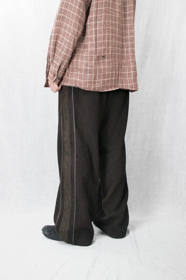 "Knit Layer 트랙 팬츠" mixed brown은 부드러운 울, 면, 폴리에스터, 레이온 혼방 소재로 제작되어 고급스러운 촉감을 선사합니다. 보카시 패턴과 릴랙스 핏으로 드레시하면서도 캐주얼한 스타일을 연출하며, 봄, 가을, 겨울 계절에 활용하기 좋습니다. 허리 스트링과 밑단 엘라스트링, 스토퍼 디테일로 편안한 착용감을 제공하며, 옆 솔기 니트 디테일이 디자인의 완성도를 높입니다. 데이트룩이나 겨울 데일리룩에 매치하여 클래식하면서도 미니멀한 스타일을 완성해 보세요.
