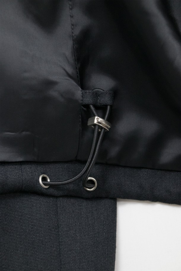 차콜 색상의 Quiet Shield 재킷입니다. 남녀 모두 착용 가능하며, 봄, 가을에 적합한 루즈핏의 펜싱 재킷 스타일입니다. YKK 2way 앞지퍼와 히든 스냅 단추, 밑단 둘레 조절 엘라스트링으로 편안함과 스타일을 모두 갖췄습니다. 울, 레이온, 폴리에스테르 혼방 소재로 부드러운 촉감을 선사하며, 속주머니와 옆솔기선 주머니, 소맷단 및 어깨 다트 디테일로 미니멀하고 모던한 디자인을 완성했습니다. 출근룩, 비즈니스 캐주얼, 모임룩 등 다양한 TPO에 활용 가능하며 미니멀, 클래식, 시크한 스타일을 연출하기 좋습니다.
