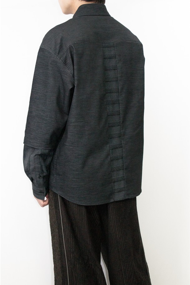 Two-Fabric Shirt (투-패브릭 셔츠) 블랙 색상입니다. 모던하고 미니멀한 스타일의 긴소매 셔츠로, 릴렉스 핏으로 편안하게 착용할 수 있습니다. 면, 나일론, 울, 폴리우레탄 혼방 소재로 제작되었으며, 매트한 촉감과 스트라이프 패턴이 특징입니다. 소매는 이중 원단 디자인으로, 걷어 입어 다양한 스타일을 연출할 수 있으며, 앞뒤 배색 원단 패널이 세련됨을 더합니다. 일본산 패브릭을 사용하여 고급스러움을 더했으며, 데이트룩, 카페룩, 모임룩 등 다양한 TPO에 활용하기 좋습니다.
