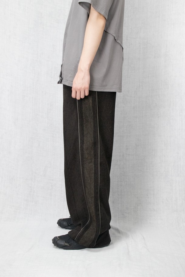 "Knit Layer 트랙 팬츠" mixed brown은 부드러운 울, 면, 폴리에스터, 레이온 혼방 소재로 제작되어 고급스러운 촉감을 선사합니다. 보카시 패턴과 릴랙스 핏으로 드레시하면서도 캐주얼한 스타일을 연출하며, 봄, 가을, 겨울 계절에 활용하기 좋습니다. 허리 스트링과 밑단 엘라스트링, 스토퍼 디테일로 편안한 착용감을 제공하며, 옆 솔기 니트 디테일이 디자인의 완성도를 높입니다. 데이트룩이나 겨울 데일리룩에 매치하여 클래식하면서도 미니멀한 스타일을 완성해 보세요.
