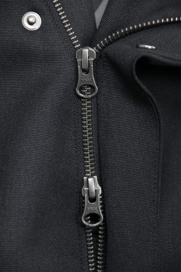 차콜 색상의 Quiet Shield 재킷입니다. 남녀 모두 착용 가능하며, 봄, 가을에 적합한 루즈핏의 펜싱 재킷 스타일입니다. YKK 2way 앞지퍼와 히든 스냅 단추, 밑단 둘레 조절 엘라스트링으로 편안함과 스타일을 모두 갖췄습니다. 울, 레이온, 폴리에스테르 혼방 소재로 부드러운 촉감을 선사하며, 속주머니와 옆솔기선 주머니, 소맷단 및 어깨 다트 디테일로 미니멀하고 모던한 디자인을 완성했습니다. 출근룩, 비즈니스 캐주얼, 모임룩 등 다양한 TPO에 활용 가능하며 미니멀, 클래식, 시크한 스타일을 연출하기 좋습니다.
