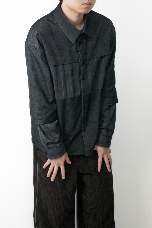 Two-Fabric Shirt (투-패브릭 셔츠) 블랙 색상입니다. 모던하고 미니멀한 스타일의 긴소매 셔츠로, 릴렉스 핏으로 편안하게 착용할 수 있습니다. 면, 나일론, 울, 폴리우레탄 혼방 소재로 제작되었으며, 매트한 촉감과 스트라이프 패턴이 특징입니다. 소매는 이중 원단 디자인으로, 걷어 입어 다양한 스타일을 연출할 수 있으며, 앞뒤 배색 원단 패널이 세련됨을 더합니다. 일본산 패브릭을 사용하여 고급스러움을 더했으며, 데이트룩, 카페룩, 모임룩 등 다양한 TPO에 활용하기 좋습니다.
