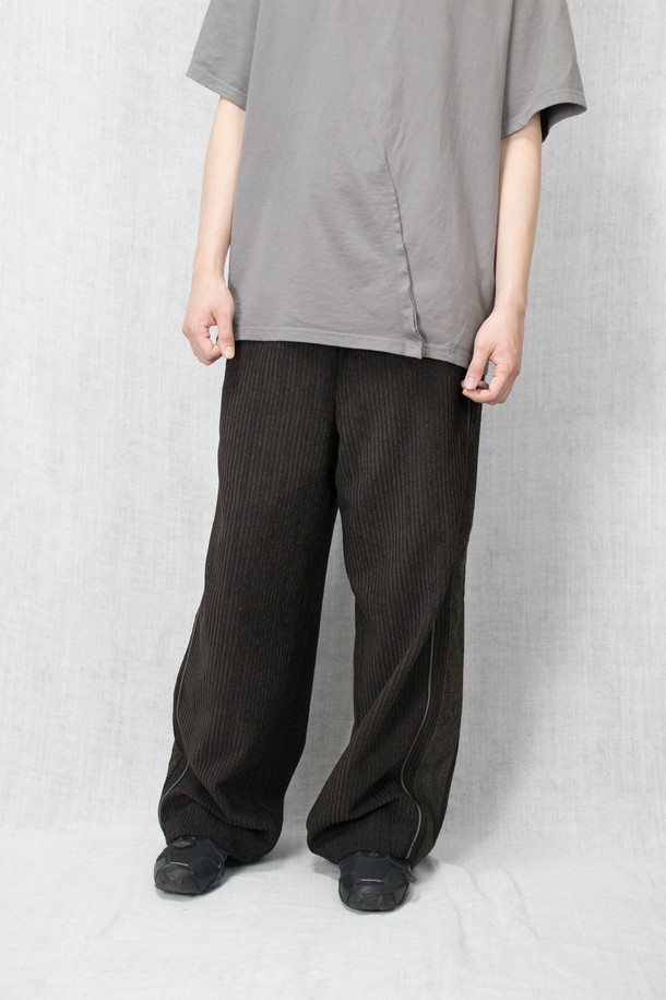 "Knit Layer 트랙 팬츠" mixed brown은 부드러운 울, 면, 폴리에스터, 레이온 혼방 소재로 제작되어 고급스러운 촉감을 선사합니다. 보카시 패턴과 릴랙스 핏으로 드레시하면서도 캐주얼한 스타일을 연출하며, 봄, 가을, 겨울 계절에 활용하기 좋습니다. 허리 스트링과 밑단 엘라스트링, 스토퍼 디테일로 편안한 착용감을 제공하며, 옆 솔기 니트 디테일이 디자인의 완성도를 높입니다. 데이트룩이나 겨울 데일리룩에 매치하여 클래식하면서도 미니멀한 스타일을 완성해 보세요.
