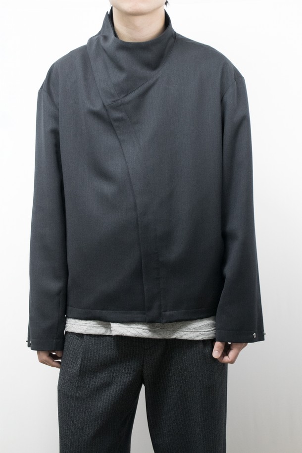 차콜 색상의 Quiet Shield 재킷입니다. 남녀 모두 착용 가능하며, 봄, 가을에 적합한 루즈핏의 펜싱 재킷 스타일입니다. YKK 2way 앞지퍼와 히든 스냅 단추, 밑단 둘레 조절 엘라스트링으로 편안함과 스타일을 모두 갖췄습니다. 울, 레이온, 폴리에스테르 혼방 소재로 부드러운 촉감을 선사하며, 속주머니와 옆솔기선 주머니, 소맷단 및 어깨 다트 디테일로 미니멀하고 모던한 디자인을 완성했습니다. 출근룩, 비즈니스 캐주얼, 모임룩 등 다양한 TPO에 활용 가능하며 미니멀, 클래식, 시크한 스타일을 연출하기 좋습니다.
