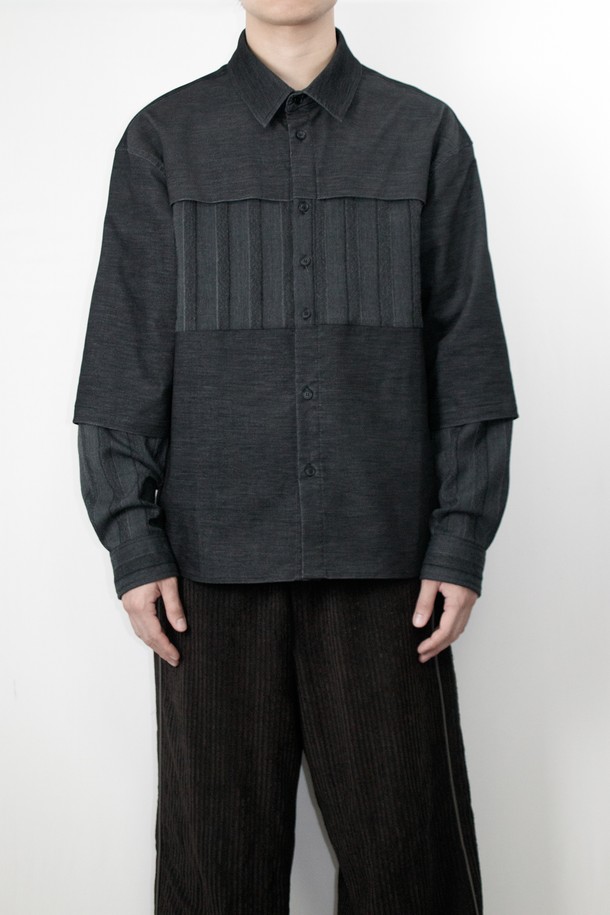 Two-Fabric Shirt (투-패브릭 셔츠) 블랙 색상입니다. 모던하고 미니멀한 스타일의 긴소매 셔츠로, 릴렉스 핏으로 편안하게 착용할 수 있습니다. 면, 나일론, 울, 폴리우레탄 혼방 소재로 제작되었으며, 매트한 촉감과 스트라이프 패턴이 특징입니다. 소매는 이중 원단 디자인으로, 걷어 입어 다양한 스타일을 연출할 수 있으며, 앞뒤 배색 원단 패널이 세련됨을 더합니다. 일본산 패브릭을 사용하여 고급스러움을 더했으며, 데이트룩, 카페룩, 모임룩 등 다양한 TPO에 활용하기 좋습니다.

