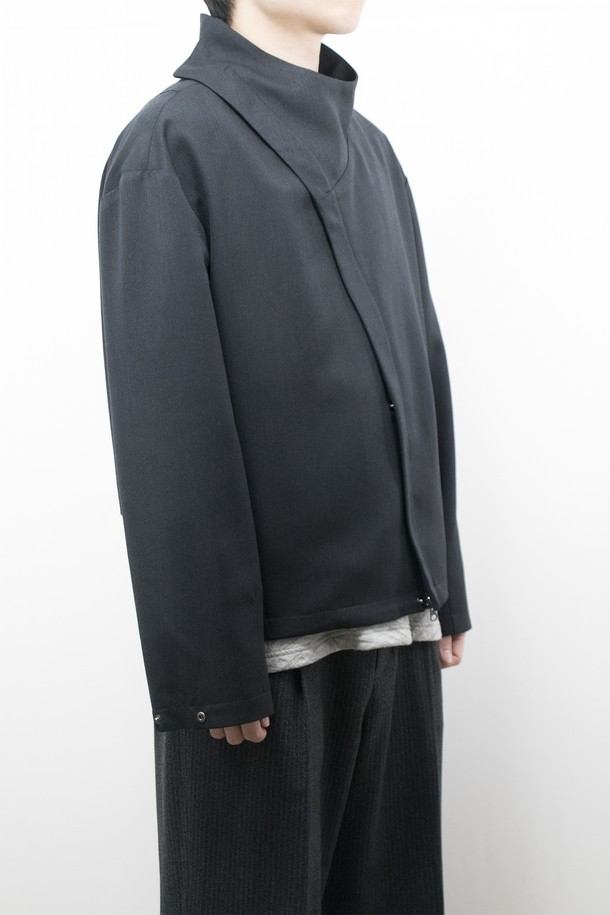 차콜 색상의 Quiet Shield 재킷입니다. 남녀 모두 착용 가능하며, 봄, 가을에 적합한 루즈핏의 펜싱 재킷 스타일입니다. YKK 2way 앞지퍼와 히든 스냅 단추, 밑단 둘레 조절 엘라스트링으로 편안함과 스타일을 모두 갖췄습니다. 울, 레이온, 폴리에스테르 혼방 소재로 부드러운 촉감을 선사하며, 속주머니와 옆솔기선 주머니, 소맷단 및 어깨 다트 디테일로 미니멀하고 모던한 디자인을 완성했습니다. 출근룩, 비즈니스 캐주얼, 모임룩 등 다양한 TPO에 활용 가능하며 미니멀, 클래식, 시크한 스타일을 연출하기 좋습니다.
