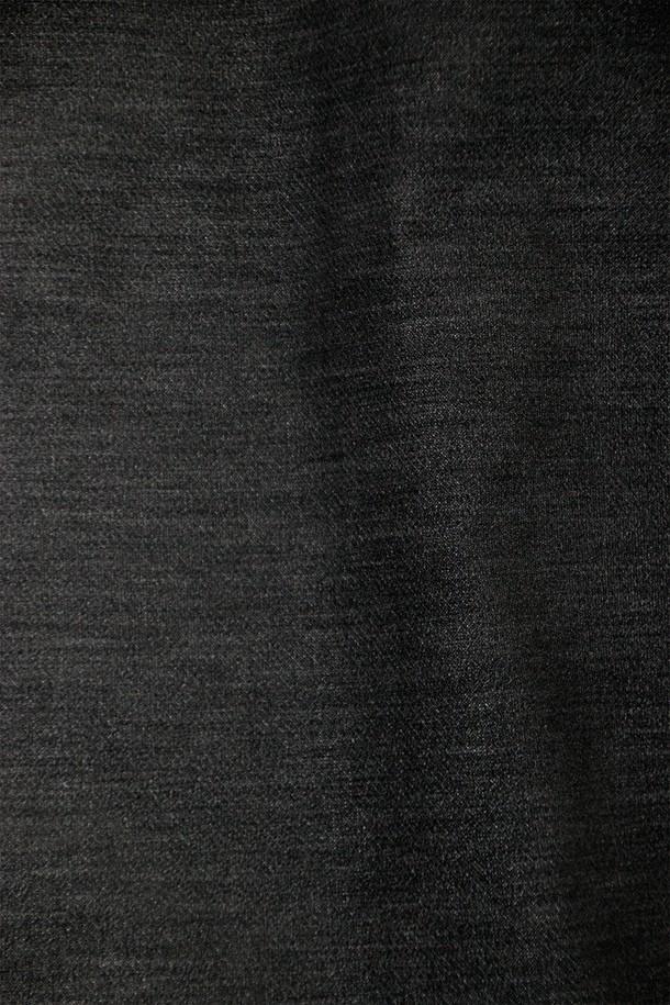 Two-Fabric Shirt (투-패브릭 셔츠) 블랙 색상입니다. 모던하고 미니멀한 스타일의 긴소매 셔츠로, 릴렉스 핏으로 편안하게 착용할 수 있습니다. 면, 나일론, 울, 폴리우레탄 혼방 소재로 제작되었으며, 매트한 촉감과 스트라이프 패턴이 특징입니다. 소매는 이중 원단 디자인으로, 걷어 입어 다양한 스타일을 연출할 수 있으며, 앞뒤 배색 원단 패널이 세련됨을 더합니다. 일본산 패브릭을 사용하여 고급스러움을 더했으며, 데이트룩, 카페룩, 모임룩 등 다양한 TPO에 활용하기 좋습니다.
