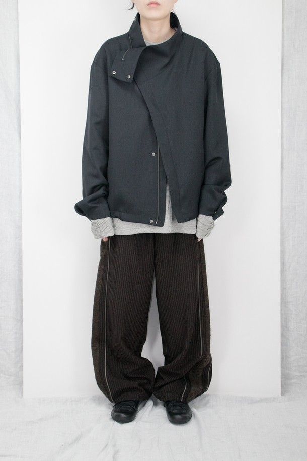 "Knit Layer 트랙 팬츠" mixed brown은 부드러운 울, 면, 폴리에스터, 레이온 혼방 소재로 제작되어 고급스러운 촉감을 선사합니다. 보카시 패턴과 릴랙스 핏으로 드레시하면서도 캐주얼한 스타일을 연출하며, 봄, 가을, 겨울 계절에 활용하기 좋습니다. 허리 스트링과 밑단 엘라스트링, 스토퍼 디테일로 편안한 착용감을 제공하며, 옆 솔기 니트 디테일이 디자인의 완성도를 높입니다. 데이트룩이나 겨울 데일리룩에 매치하여 클래식하면서도 미니멀한 스타일을 완성해 보세요.
