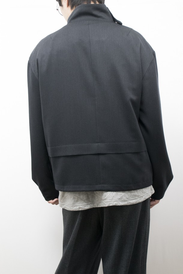 차콜 색상의 Quiet Shield 재킷입니다. 남녀 모두 착용 가능하며, 봄, 가을에 적합한 루즈핏의 펜싱 재킷 스타일입니다. YKK 2way 앞지퍼와 히든 스냅 단추, 밑단 둘레 조절 엘라스트링으로 편안함과 스타일을 모두 갖췄습니다. 울, 레이온, 폴리에스테르 혼방 소재로 부드러운 촉감을 선사하며, 속주머니와 옆솔기선 주머니, 소맷단 및 어깨 다트 디테일로 미니멀하고 모던한 디자인을 완성했습니다. 출근룩, 비즈니스 캐주얼, 모임룩 등 다양한 TPO에 활용 가능하며 미니멀, 클래식, 시크한 스타일을 연출하기 좋습니다.
