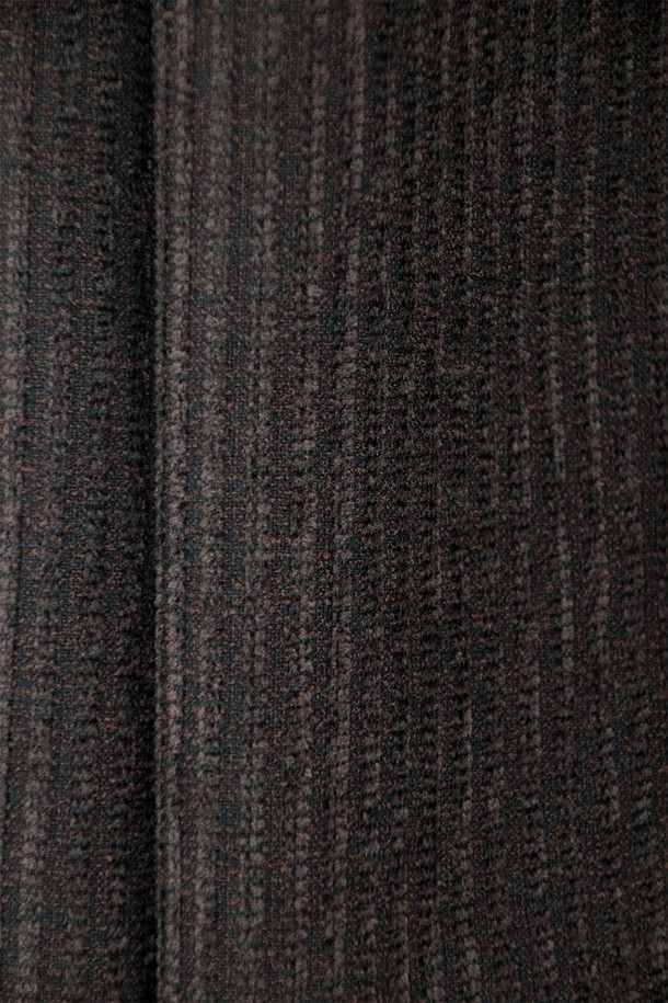 "Knit Layer 트랙 팬츠" mixed brown은 부드러운 울, 면, 폴리에스터, 레이온 혼방 소재로 제작되어 고급스러운 촉감을 선사합니다. 보카시 패턴과 릴랙스 핏으로 드레시하면서도 캐주얼한 스타일을 연출하며, 봄, 가을, 겨울 계절에 활용하기 좋습니다. 허리 스트링과 밑단 엘라스트링, 스토퍼 디테일로 편안한 착용감을 제공하며, 옆 솔기 니트 디테일이 디자인의 완성도를 높입니다. 데이트룩이나 겨울 데일리룩에 매치하여 클래식하면서도 미니멀한 스타일을 완성해 보세요.
