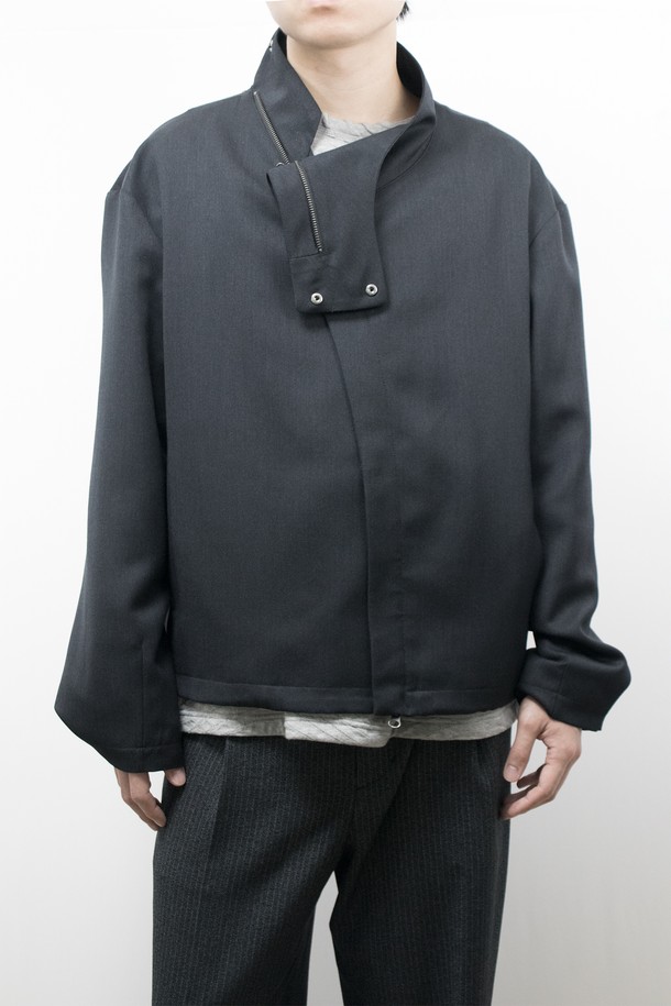 차콜 색상의 Quiet Shield 재킷입니다. 남녀 모두 착용 가능하며, 봄, 가을에 적합한 루즈핏의 펜싱 재킷 스타일입니다. YKK 2way 앞지퍼와 히든 스냅 단추, 밑단 둘레 조절 엘라스트링으로 편안함과 스타일을 모두 갖췄습니다. 울, 레이온, 폴리에스테르 혼방 소재로 부드러운 촉감을 선사하며, 속주머니와 옆솔기선 주머니, 소맷단 및 어깨 다트 디테일로 미니멀하고 모던한 디자인을 완성했습니다. 출근룩, 비즈니스 캐주얼, 모임룩 등 다양한 TPO에 활용 가능하며 미니멀, 클래식, 시크한 스타일을 연출하기 좋습니다.
