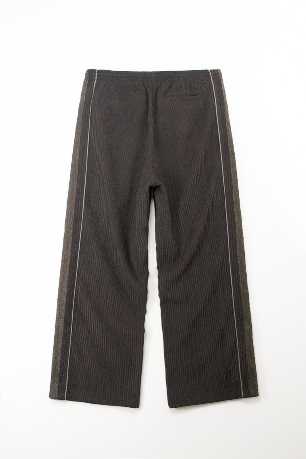 "Knit Layer 트랙 팬츠" mixed brown은 부드러운 울, 면, 폴리에스터, 레이온 혼방 소재로 제작되어 고급스러운 촉감을 선사합니다. 보카시 패턴과 릴랙스 핏으로 드레시하면서도 캐주얼한 스타일을 연출하며, 봄, 가을, 겨울 계절에 활용하기 좋습니다. 허리 스트링과 밑단 엘라스트링, 스토퍼 디테일로 편안한 착용감을 제공하며, 옆 솔기 니트 디테일이 디자인의 완성도를 높입니다. 데이트룩이나 겨울 데일리룩에 매치하여 클래식하면서도 미니멀한 스타일을 완성해 보세요.
