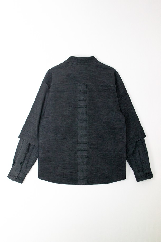 Two-Fabric Shirt (투-패브릭 셔츠) 블랙 색상입니다. 모던하고 미니멀한 스타일의 긴소매 셔츠로, 릴렉스 핏으로 편안하게 착용할 수 있습니다. 면, 나일론, 울, 폴리우레탄 혼방 소재로 제작되었으며, 매트한 촉감과 스트라이프 패턴이 특징입니다. 소매는 이중 원단 디자인으로, 걷어 입어 다양한 스타일을 연출할 수 있으며, 앞뒤 배색 원단 패널이 세련됨을 더합니다. 일본산 패브릭을 사용하여 고급스러움을 더했으며, 데이트룩, 카페룩, 모임룩 등 다양한 TPO에 활용하기 좋습니다.
