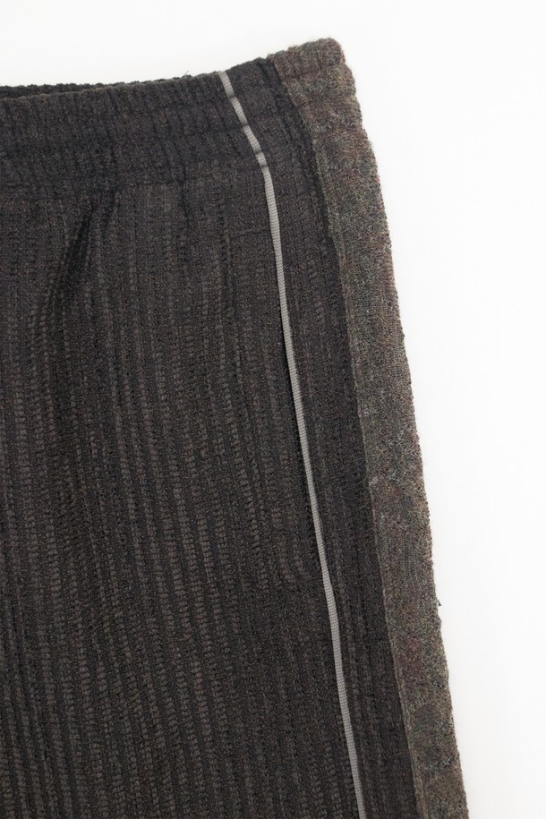 "Knit Layer 트랙 팬츠" mixed brown은 부드러운 울, 면, 폴리에스터, 레이온 혼방 소재로 제작되어 고급스러운 촉감을 선사합니다. 보카시 패턴과 릴랙스 핏으로 드레시하면서도 캐주얼한 스타일을 연출하며, 봄, 가을, 겨울 계절에 활용하기 좋습니다. 허리 스트링과 밑단 엘라스트링, 스토퍼 디테일로 편안한 착용감을 제공하며, 옆 솔기 니트 디테일이 디자인의 완성도를 높입니다. 데이트룩이나 겨울 데일리룩에 매치하여 클래식하면서도 미니멀한 스타일을 완성해 보세요.
