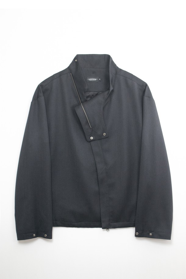차콜 색상의 Quiet Shield 재킷입니다. 남녀 모두 착용 가능하며, 봄, 가을에 적합한 루즈핏의 펜싱 재킷 스타일입니다. YKK 2way 앞지퍼와 히든 스냅 단추, 밑단 둘레 조절 엘라스트링으로 편안함과 스타일을 모두 갖췄습니다. 울, 레이온, 폴리에스테르 혼방 소재로 부드러운 촉감을 선사하며, 속주머니와 옆솔기선 주머니, 소맷단 및 어깨 다트 디테일로 미니멀하고 모던한 디자인을 완성했습니다. 출근룩, 비즈니스 캐주얼, 모임룩 등 다양한 TPO에 활용 가능하며 미니멀, 클래식, 시크한 스타일을 연출하기 좋습니다.
