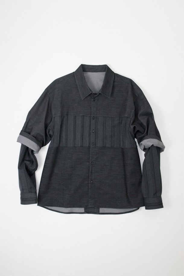 Two-Fabric Shirt (투-패브릭 셔츠) 블랙 색상입니다. 모던하고 미니멀한 스타일의 긴소매 셔츠로, 릴렉스 핏으로 편안하게 착용할 수 있습니다. 면, 나일론, 울, 폴리우레탄 혼방 소재로 제작되었으며, 매트한 촉감과 스트라이프 패턴이 특징입니다. 소매는 이중 원단 디자인으로, 걷어 입어 다양한 스타일을 연출할 수 있으며, 앞뒤 배색 원단 패널이 세련됨을 더합니다. 일본산 패브릭을 사용하여 고급스러움을 더했으며, 데이트룩, 카페룩, 모임룩 등 다양한 TPO에 활용하기 좋습니다.

