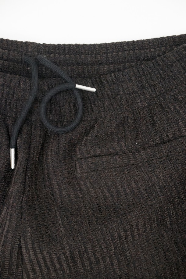 "Knit Layer 트랙 팬츠" mixed brown은 부드러운 울, 면, 폴리에스터, 레이온 혼방 소재로 제작되어 고급스러운 촉감을 선사합니다. 보카시 패턴과 릴랙스 핏으로 드레시하면서도 캐주얼한 스타일을 연출하며, 봄, 가을, 겨울 계절에 활용하기 좋습니다. 허리 스트링과 밑단 엘라스트링, 스토퍼 디테일로 편안한 착용감을 제공하며, 옆 솔기 니트 디테일이 디자인의 완성도를 높입니다. 데이트룩이나 겨울 데일리룩에 매치하여 클래식하면서도 미니멀한 스타일을 완성해 보세요.
