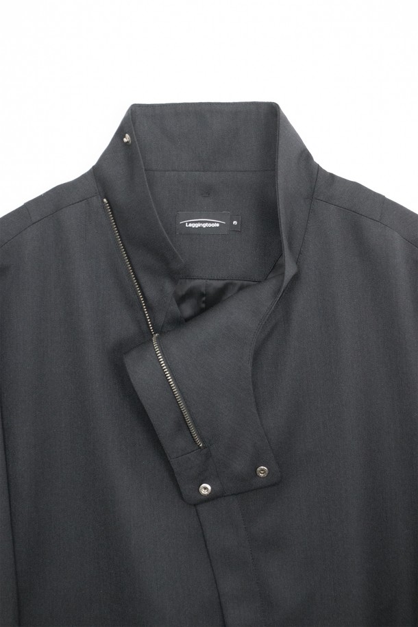 차콜 색상의 Quiet Shield 재킷입니다. 남녀 모두 착용 가능하며, 봄, 가을에 적합한 루즈핏의 펜싱 재킷 스타일입니다. YKK 2way 앞지퍼와 히든 스냅 단추, 밑단 둘레 조절 엘라스트링으로 편안함과 스타일을 모두 갖췄습니다. 울, 레이온, 폴리에스테르 혼방 소재로 부드러운 촉감을 선사하며, 속주머니와 옆솔기선 주머니, 소맷단 및 어깨 다트 디테일로 미니멀하고 모던한 디자인을 완성했습니다. 출근룩, 비즈니스 캐주얼, 모임룩 등 다양한 TPO에 활용 가능하며 미니멀, 클래식, 시크한 스타일을 연출하기 좋습니다.
