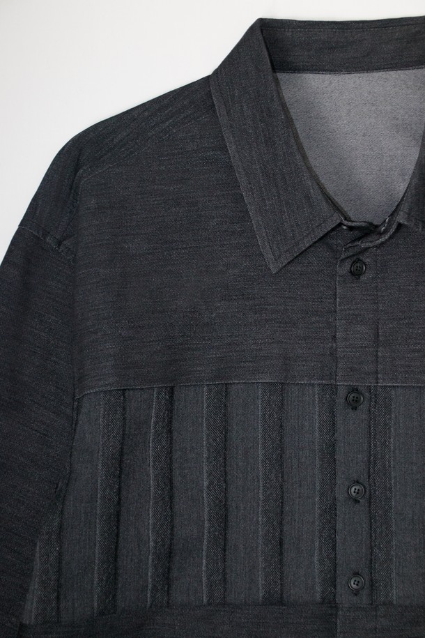 Two-Fabric Shirt (투-패브릭 셔츠) 블랙 색상입니다. 모던하고 미니멀한 스타일의 긴소매 셔츠로, 릴렉스 핏으로 편안하게 착용할 수 있습니다. 면, 나일론, 울, 폴리우레탄 혼방 소재로 제작되었으며, 매트한 촉감과 스트라이프 패턴이 특징입니다. 소매는 이중 원단 디자인으로, 걷어 입어 다양한 스타일을 연출할 수 있으며, 앞뒤 배색 원단 패널이 세련됨을 더합니다. 일본산 패브릭을 사용하여 고급스러움을 더했으며, 데이트룩, 카페룩, 모임룩 등 다양한 TPO에 활용하기 좋습니다.
