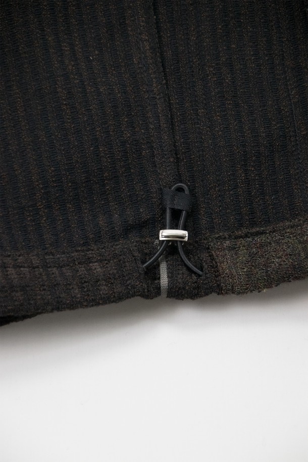 "Knit Layer 트랙 팬츠" mixed brown은 부드러운 울, 면, 폴리에스터, 레이온 혼방 소재로 제작되어 고급스러운 촉감을 선사합니다. 보카시 패턴과 릴랙스 핏으로 드레시하면서도 캐주얼한 스타일을 연출하며, 봄, 가을, 겨울 계절에 활용하기 좋습니다. 허리 스트링과 밑단 엘라스트링, 스토퍼 디테일로 편안한 착용감을 제공하며, 옆 솔기 니트 디테일이 디자인의 완성도를 높입니다. 데이트룩이나 겨울 데일리룩에 매치하여 클래식하면서도 미니멀한 스타일을 완성해 보세요.
