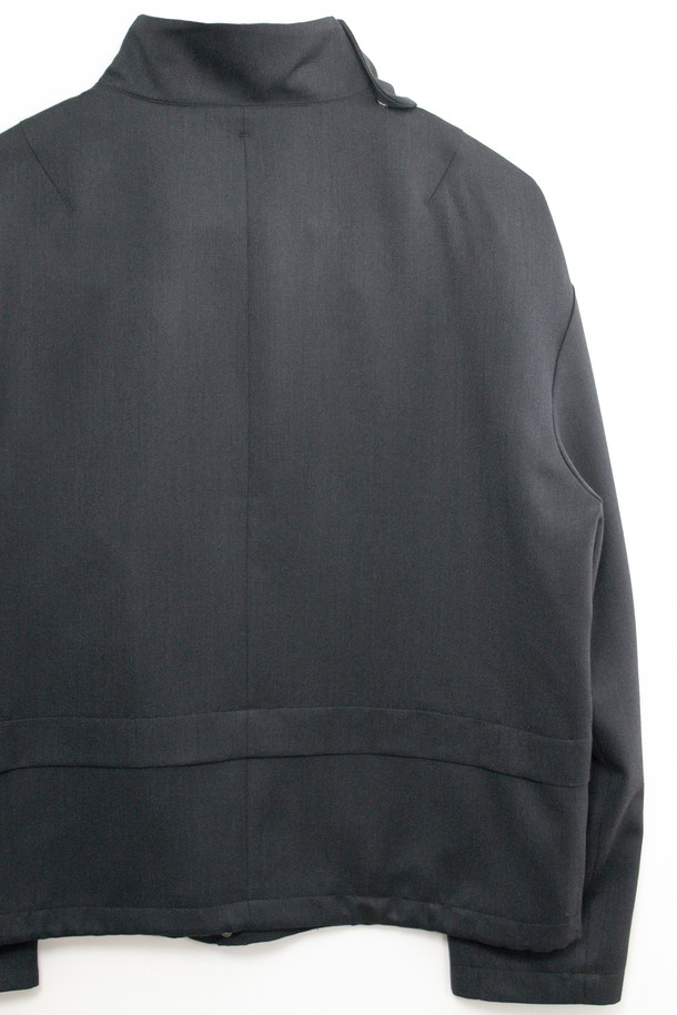 차콜 색상의 Quiet Shield 재킷입니다. 남녀 모두 착용 가능하며, 봄, 가을에 적합한 루즈핏의 펜싱 재킷 스타일입니다. YKK 2way 앞지퍼와 히든 스냅 단추, 밑단 둘레 조절 엘라스트링으로 편안함과 스타일을 모두 갖췄습니다. 울, 레이온, 폴리에스테르 혼방 소재로 부드러운 촉감을 선사하며, 속주머니와 옆솔기선 주머니, 소맷단 및 어깨 다트 디테일로 미니멀하고 모던한 디자인을 완성했습니다. 출근룩, 비즈니스 캐주얼, 모임룩 등 다양한 TPO에 활용 가능하며 미니멀, 클래식, 시크한 스타일을 연출하기 좋습니다.
