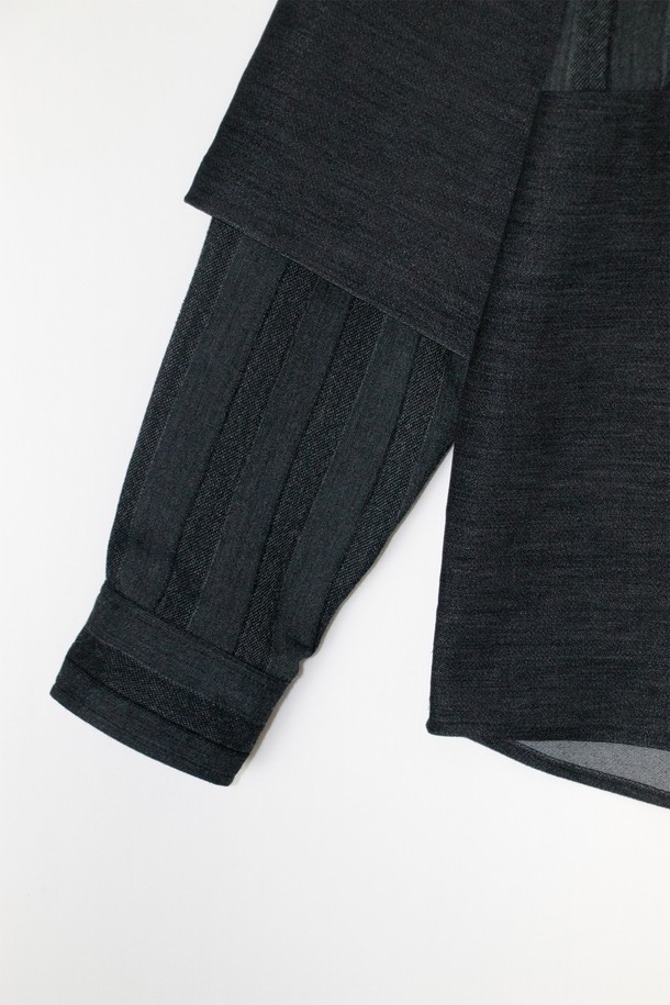 Two-Fabric Shirt (투-패브릭 셔츠) 블랙 색상입니다. 모던하고 미니멀한 스타일의 긴소매 셔츠로, 릴렉스 핏으로 편안하게 착용할 수 있습니다. 면, 나일론, 울, 폴리우레탄 혼방 소재로 제작되었으며, 매트한 촉감과 스트라이프 패턴이 특징입니다. 소매는 이중 원단 디자인으로, 걷어 입어 다양한 스타일을 연출할 수 있으며, 앞뒤 배색 원단 패널이 세련됨을 더합니다. 일본산 패브릭을 사용하여 고급스러움을 더했으며, 데이트룩, 카페룩, 모임룩 등 다양한 TPO에 활용하기 좋습니다.
