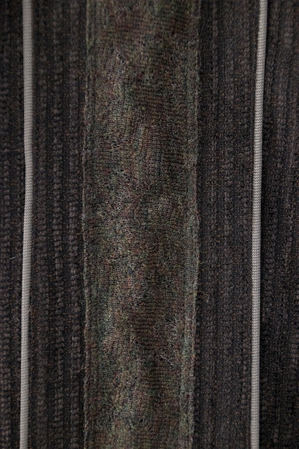 "Knit Layer 트랙 팬츠" mixed brown은 부드러운 울, 면, 폴리에스터, 레이온 혼방 소재로 제작되어 고급스러운 촉감을 선사합니다. 보카시 패턴과 릴랙스 핏으로 드레시하면서도 캐주얼한 스타일을 연출하며, 봄, 가을, 겨울 계절에 활용하기 좋습니다. 허리 스트링과 밑단 엘라스트링, 스토퍼 디테일로 편안한 착용감을 제공하며, 옆 솔기 니트 디테일이 디자인의 완성도를 높입니다. 데이트룩이나 겨울 데일리룩에 매치하여 클래식하면서도 미니멀한 스타일을 완성해 보세요.
