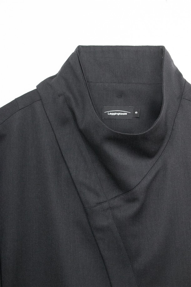 차콜 색상의 Quiet Shield 재킷입니다. 남녀 모두 착용 가능하며, 봄, 가을에 적합한 루즈핏의 펜싱 재킷 스타일입니다. YKK 2way 앞지퍼와 히든 스냅 단추, 밑단 둘레 조절 엘라스트링으로 편안함과 스타일을 모두 갖췄습니다. 울, 레이온, 폴리에스테르 혼방 소재로 부드러운 촉감을 선사하며, 속주머니와 옆솔기선 주머니, 소맷단 및 어깨 다트 디테일로 미니멀하고 모던한 디자인을 완성했습니다. 출근룩, 비즈니스 캐주얼, 모임룩 등 다양한 TPO에 활용 가능하며 미니멀, 클래식, 시크한 스타일을 연출하기 좋습니다.
