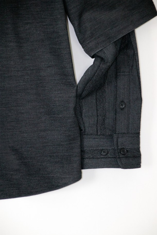 Two-Fabric Shirt (투-패브릭 셔츠) 블랙 색상입니다. 모던하고 미니멀한 스타일의 긴소매 셔츠로, 릴렉스 핏으로 편안하게 착용할 수 있습니다. 면, 나일론, 울, 폴리우레탄 혼방 소재로 제작되었으며, 매트한 촉감과 스트라이프 패턴이 특징입니다. 소매는 이중 원단 디자인으로, 걷어 입어 다양한 스타일을 연출할 수 있으며, 앞뒤 배색 원단 패널이 세련됨을 더합니다. 일본산 패브릭을 사용하여 고급스러움을 더했으며, 데이트룩, 카페룩, 모임룩 등 다양한 TPO에 활용하기 좋습니다.
