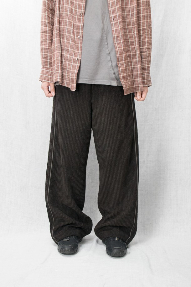 "Knit Layer 트랙 팬츠" mixed brown은 부드러운 울, 면, 폴리에스터, 레이온 혼방 소재로 제작되어 고급스러운 촉감을 선사합니다. 보카시 패턴과 릴랙스 핏으로 드레시하면서도 캐주얼한 스타일을 연출하며, 봄, 가을, 겨울 계절에 활용하기 좋습니다. 허리 스트링과 밑단 엘라스트링, 스토퍼 디테일로 편안한 착용감을 제공하며, 옆 솔기 니트 디테일이 디자인의 완성도를 높입니다. 데이트룩이나 겨울 데일리룩에 매치하여 클래식하면서도 미니멀한 스타일을 완성해 보세요.
