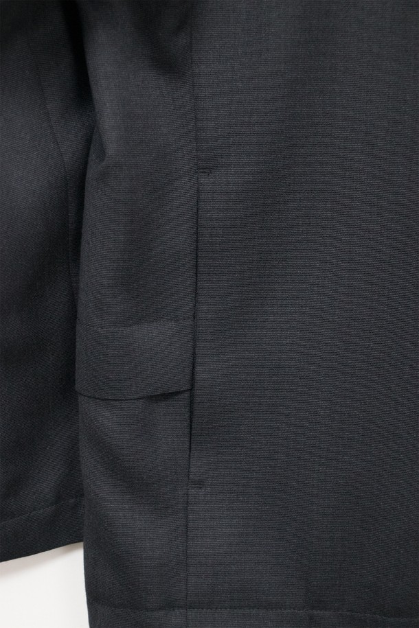 차콜 색상의 Quiet Shield 재킷입니다. 남녀 모두 착용 가능하며, 봄, 가을에 적합한 루즈핏의 펜싱 재킷 스타일입니다. YKK 2way 앞지퍼와 히든 스냅 단추, 밑단 둘레 조절 엘라스트링으로 편안함과 스타일을 모두 갖췄습니다. 울, 레이온, 폴리에스테르 혼방 소재로 부드러운 촉감을 선사하며, 속주머니와 옆솔기선 주머니, 소맷단 및 어깨 다트 디테일로 미니멀하고 모던한 디자인을 완성했습니다. 출근룩, 비즈니스 캐주얼, 모임룩 등 다양한 TPO에 활용 가능하며 미니멀, 클래식, 시크한 스타일을 연출하기 좋습니다.
