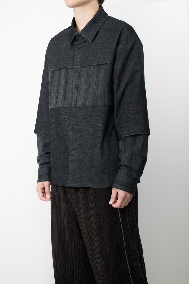 Two-Fabric Shirt (투-패브릭 셔츠) 블랙 색상입니다. 모던하고 미니멀한 스타일의 긴소매 셔츠로, 릴렉스 핏으로 편안하게 착용할 수 있습니다. 면, 나일론, 울, 폴리우레탄 혼방 소재로 제작되었으며, 매트한 촉감과 스트라이프 패턴이 특징입니다. 소매는 이중 원단 디자인으로, 걷어 입어 다양한 스타일을 연출할 수 있으며, 앞뒤 배색 원단 패널이 세련됨을 더합니다. 일본산 패브릭을 사용하여 고급스러움을 더했으며, 데이트룩, 카페룩, 모임룩 등 다양한 TPO에 활용하기 좋습니다.
