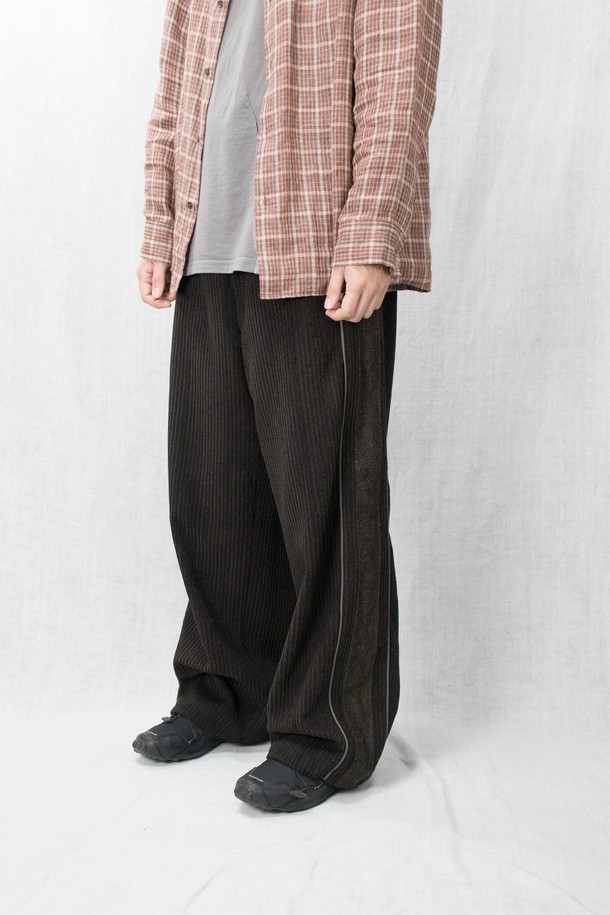 "Knit Layer 트랙 팬츠" mixed brown은 부드러운 울, 면, 폴리에스터, 레이온 혼방 소재로 제작되어 고급스러운 촉감을 선사합니다. 보카시 패턴과 릴랙스 핏으로 드레시하면서도 캐주얼한 스타일을 연출하며, 봄, 가을, 겨울 계절에 활용하기 좋습니다. 허리 스트링과 밑단 엘라스트링, 스토퍼 디테일로 편안한 착용감을 제공하며, 옆 솔기 니트 디테일이 디자인의 완성도를 높입니다. 데이트룩이나 겨울 데일리룩에 매치하여 클래식하면서도 미니멀한 스타일을 완성해 보세요.
