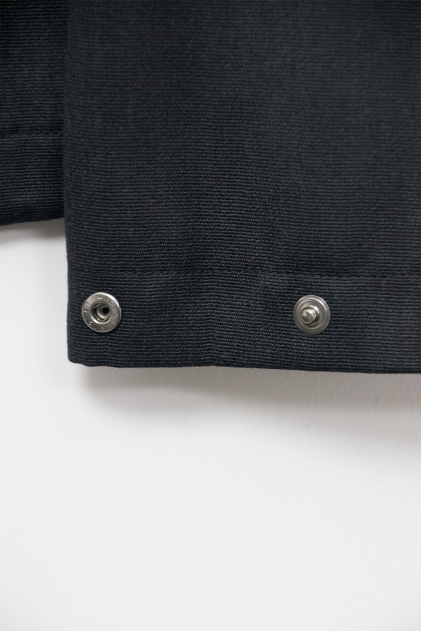 차콜 색상의 Quiet Shield 재킷입니다. 남녀 모두 착용 가능하며, 봄, 가을에 적합한 루즈핏의 펜싱 재킷 스타일입니다. YKK 2way 앞지퍼와 히든 스냅 단추, 밑단 둘레 조절 엘라스트링으로 편안함과 스타일을 모두 갖췄습니다. 울, 레이온, 폴리에스테르 혼방 소재로 부드러운 촉감을 선사하며, 속주머니와 옆솔기선 주머니, 소맷단 및 어깨 다트 디테일로 미니멀하고 모던한 디자인을 완성했습니다. 출근룩, 비즈니스 캐주얼, 모임룩 등 다양한 TPO에 활용 가능하며 미니멀, 클래식, 시크한 스타일을 연출하기 좋습니다.
