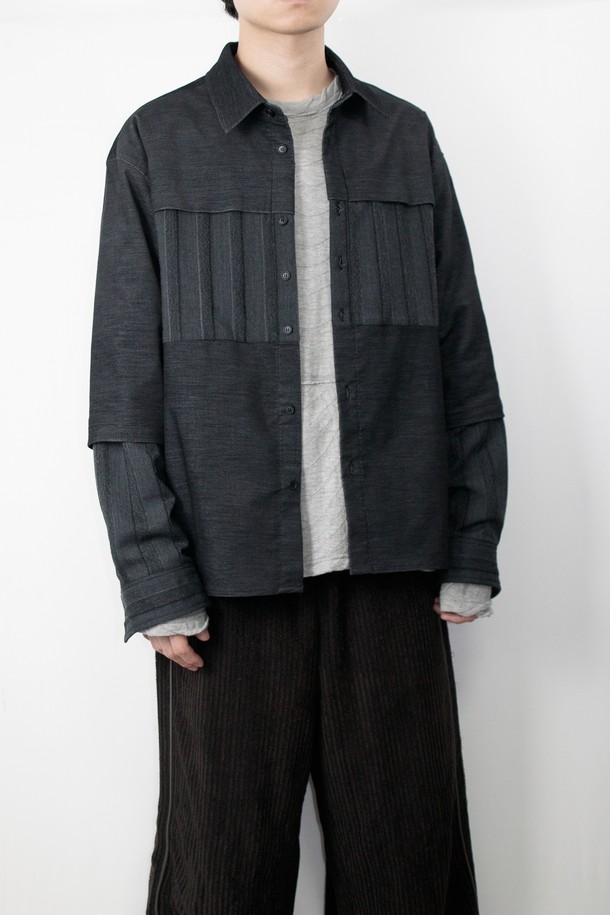 Two-Fabric Shirt (투-패브릭 셔츠) 블랙 색상입니다. 모던하고 미니멀한 스타일의 긴소매 셔츠로, 릴렉스 핏으로 편안하게 착용할 수 있습니다. 면, 나일론, 울, 폴리우레탄 혼방 소재로 제작되었으며, 매트한 촉감과 스트라이프 패턴이 특징입니다. 소매는 이중 원단 디자인으로, 걷어 입어 다양한 스타일을 연출할 수 있으며, 앞뒤 배색 원단 패널이 세련됨을 더합니다. 일본산 패브릭을 사용하여 고급스러움을 더했으며, 데이트룩, 카페룩, 모임룩 등 다양한 TPO에 활용하기 좋습니다.
