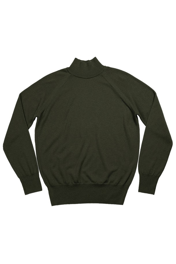 "Extrafine Merino Wool Mock-neck (카키)"는 부드러운 촉감의 엑스트라 파인 메리노울 100% 소재로 제작된 모크넥 니트입니다. 래글런 슬리브와 몸판 헤라시 디테일, 사이드 봉제로 완성도를 높였으며, 캐시미어 유연제 처리를 통해 더욱 편안한 착용감을 선사합니다. 겨울철 보온성을 책임지는 두꺼운 두께감과 베이직, 클래식 스타일을 연출하는 레귤러핏 디자인으로, 일상, 오피스룩, 모임룩 등 다양한 TPO에 활용 가능합니다. 카키를 포함한 다양한 컬러 옵션으로 만나보세요.
