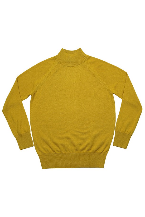 부드러운 촉감의 Extrafine Merino Wool 모크넥 (머스타드)입니다. 가을과 겨울에 어울리는 두꺼운 두께감으로 보온성을 높였습니다. 베이직하고 클래식한 스타일로, 래글런 슬리브와 반폴라 형태, 몸판 헤라시 디테일, 사이드 봉제 디테일이 돋보입니다. 캐시미어 유연제 처리를 하여 부드러운 착용감을 선사하며, 겨울 데일리룩, 카페룩, 출근룩 등 다양한 TPO에 활용하기 좋습니다. 미니멀하고 클래식한 분위기를 연출해보세요.
