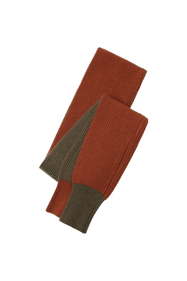 Half and Half 머플러 (Brick and Brown)는 가을과 겨울철 보온을 위한 베이직 스타일의 머플러입니다. 브릭과 브라운 두 가지 색상으로 제공되며, 캐시미어, 메리노 울, 나일론, 폴리에스테르 혼방 소재로 제작되어 부드러운 촉감을 자랑합니다. 7게이지 니팅 기법과 텍스처 워싱 가공으로 고급스러움을 더했으며, 다양한 매듭 스타일링이 가능하여 겨울 데일리룩, 산책룩, 카페룩 등 폭넓은 TPO에 활용할 수 있습니다. 클래식, 미니멀, 캐주얼 스타일을 즐겨 입는 분들께 추천합니다. 슬리브 디테일이 돋보이는 디자인으로 포인트를 더했습니다.
