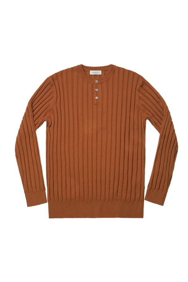 "Reverse Henly neck Knit (오렌지)"는 가을, 겨울 시즌 남성분들을 위한 14게이지의 부드러운 면 소재 골지 니트 스웨터입니다. 헨리넥 디자인과 레귤러핏으로 제작되어 심플, 베이직, 매니시한 스타일을 연출하며, 하이게이지 골지 텍스처와 캐시미어 소프너 처리로 부드러운 촉감을 선사합니다. 오렌지, 카키, 브라운, 블랙의 다채로운 컬러로 출시되어 겨울 데일리룩과 데이트룩에 폭넓게 활용 가능합니다. 안정적인 실루엣으로 미니멀, 클래식, 캐주얼 등 다양한 스타일을 소화할 수 있습니다. 긴 소매 기장의 레귤러 기장 니트입니다.
