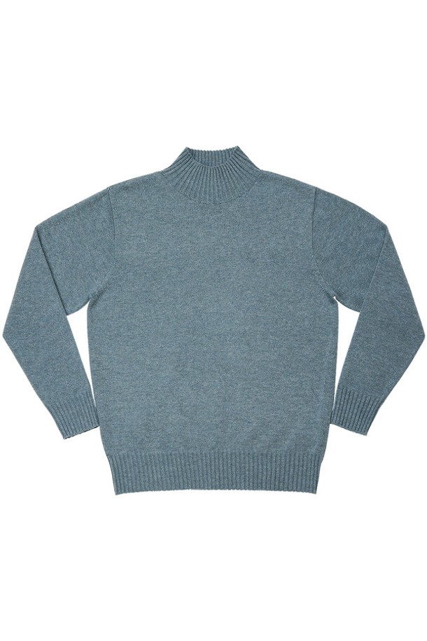 3D 홀가먼트 니팅 기법으로 제작되어 심라인 없는 편안한 착용감을 선사하는 홀가먼트 모크넥입니다. 부드러운 촉감의 나일론과 폴리에스테르 혼방 소재로 제작되었으며, 7게이지 플레인 니트 구조와 캐시미어 소프너 처리, 워싱 가공으로 완성도를 높였습니다. 루즈핏 디자인과 모크넥, 긴소매 기장으로 가을, 겨울철 데일리룩에 캐주얼, 미니멀, 클래식한 스타일을 더해줍니다. 시원한 블루 컬러가 세련된 느낌을 주며, 부드러운 촉감으로 편안하게 착용할 수 있습니다.
