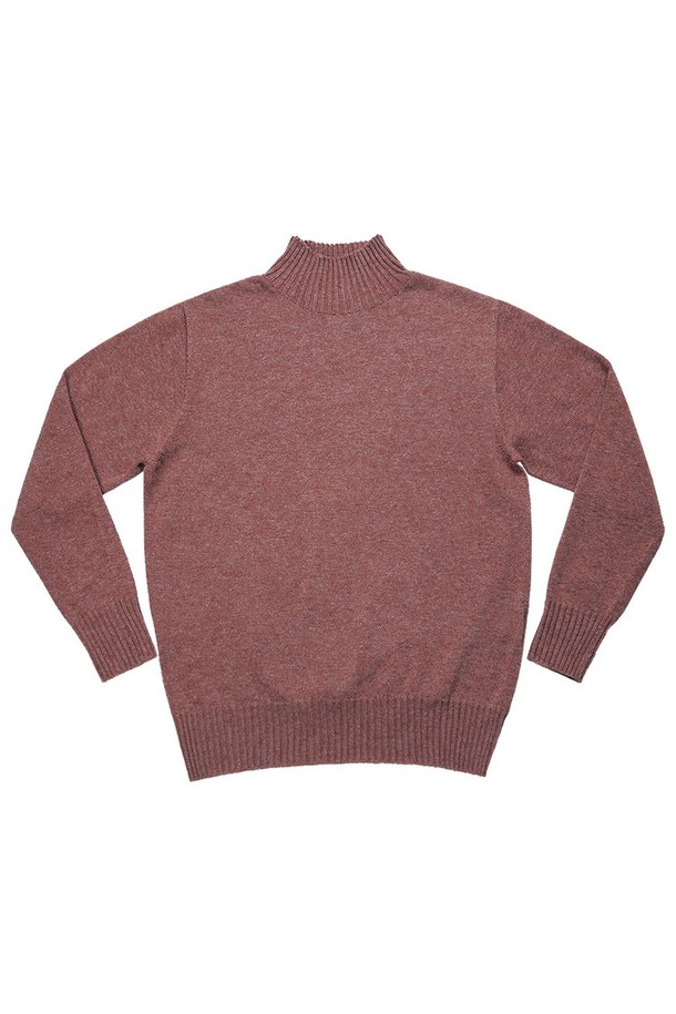 홀가먼트 모크넥 (레드)는 가을, 겨울 시즌에 어울리는 상의입니다. 3D 홀가먼트 편직 방식으로 제작되어 봉제 라인 없이 부드럽고 포근한 착용감을 선사합니다. 7게이지 편직과 두꺼운 두께감으로 보온성을 높였으며, 캐시미어 유연제 처리를 통해 더욱 섬세한 촉감을 느낄 수 있습니다. 미니멀, 클래식, 캐주얼 스타일을 모두 아우르며, 겨울 데일리룩, 집콕룩, 산책룩 등 다양한 TPO에 활용하기 좋습니다. 나일론, 폴리에스터 혼방 소재로 제작된 루즈핏 모크넥은 플레인(무지) 디자인에 레드 컬러로 포인트를 더했습니다.
