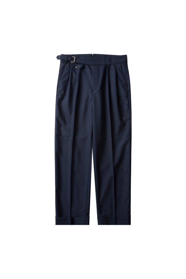 네이비 컬러의 Two Pleats Side Trousers(투 플리츠 사이드 트라우저)는 클래식한 스타일을 추구하는 남성분들을 위한 바지입니다. 봄, 가을 시즌에 적합하며, 릴랙스 핏으로 편안한 착용감을 선사합니다. 폴리에스테르, 레이온, 라이크라 혼방 소재로 제작되어 부드러운 촉감을 자랑하며, 사이드 어저스터, 대각선 앞주머니, 뒷면 플랩 포켓 등의 디테일이 돋보입니다. YKK 지퍼와 헴 테이프 마감으로 섬세함을 더했으며, 구르카 팬츠 스타일을 살려 오피스룩, 비즈니스 캐주얼, 데이트룩까지 폭넓게 활용 가능합니다. 미니멀하고 시크한 스타일을 연출해보세요.
