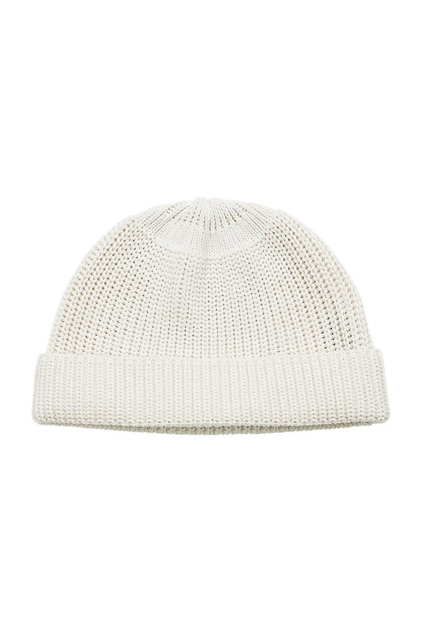 유틸리티 워치 캡 (오트밀)은 부드러운 촉감의 아크릴과 플리스 혼방 소재로 제작되어 가을, 겨울철 따뜻하게 착용할 수 있는 비니입니다. 7게이지 니팅 방식으로 탄탄하게 제작되었으며, 캐시미어 가공 처리를 통해 고급스러운 착용감을 선사합니다. 14cm의 모자 깊이와 표준 핏으로 편안한 착용감을 제공하며, 신축성이 뛰어나 활동성을 높였습니다. 미니멀, 캐주얼, 클래식 스타일의 겨울 데일리룩, 산책룩, 집콕룩에 모두 잘 어울립니다. 오트밀, 머스타드, 오렌지 3가지 컬러로 출시되었습니다.
