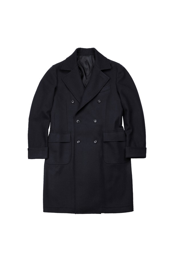 Bonheur 울 폴로 코트 (네이비)는 남성용 아우터입니다. 가을, 겨울에 어울리는 두꺼운 두께감의 롱 기장 폴로 코트로, 클래식하고 엘레강스한 스타일을 연출합니다. 네이비, 카키, 차콜, 블랙의 다양한 컬러로 출시되었으며, 더블 버튼 여밈과 릴랙스 핏으로 편안한 착용감을 제공합니다. 울, 나일론, 폴리에스테르 혼방 소재로 제작되었으며, 턴백 커프스, 자연스러운 허리 플리츠, 버튼아웃 벨트, 액션 플리츠, 바르카 포켓, 아웃플랩 포켓, 센터 벤트, 하프 라이닝 등의 디테일이 특징입니다. 오피스룩, 비즈니스 캐주얼, 겨울 데일리룩에 활용하기 좋으며, 미니멀하고 클래식한 스타일을 선호하는 분들께 추천합니다.
