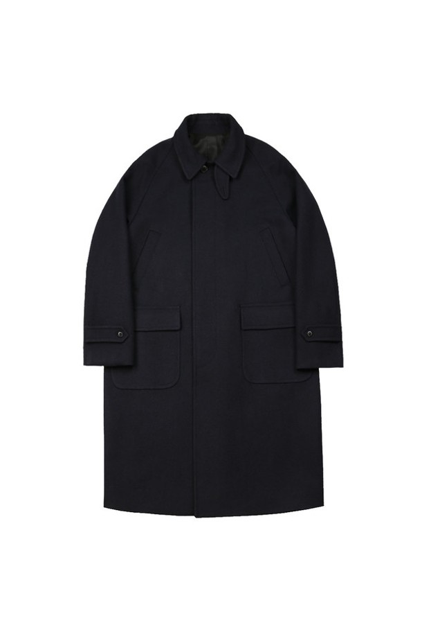 Bonheur 울 발마칸 코트 (네이비)는 가을, 겨울에 착용하기 좋은 남성용 아우터입니다. 네이비, 카키, 그레이 3가지 색상으로 출시되었으며, 클래식하고 미니멀한 스타일을 연출할 수 있습니다. 울, 나일론, 폴리에스터 혼방 소재로 제작되어 부드러운 촉감을 자랑하며, 두께감이 있어 보온성을 높였습니다. 래글런 슬리브, 넥 플랩 디테일, 웰트 포켓, 아웃 플랩 포켓, 센터 벤트, 전체 안감 등의 특징을 갖춘 발마칸 코트입니다. 출근룩, 겨울 데일리룩, 오피스룩 등 다양한 TPO에 클래식, 미니멀, 시크한 스타일로 활용하기 좋습니다.
