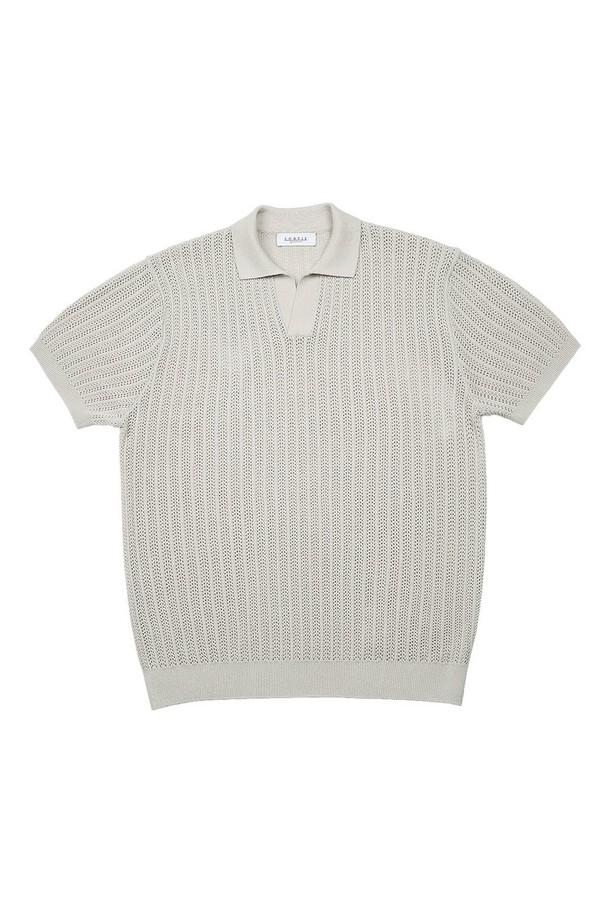 메쉬 혼방 케이블 오픈 칼라 니트 (오트밀)는 부드러운 면과 아크릴 혼방 소재로 제작되어 봄, 가을에 착용하기 좋은 반소매 니트입니다. 릴랙스 핏으로 편안함을 선사하며, 메쉬와 케이블 니트의 독특한 텍스처가 돋보입니다. 오픈 칼라 디자인으로 세련된 분위기를 연출하며, 주름 방지 기능과 캐시미어 소프터너 처리로 착용감을 높였습니다. 미니멀하고 베이직한 스타일로 데이트룩, 카페룩 등 다양한 TPO에 활용하기 좋습니다.
