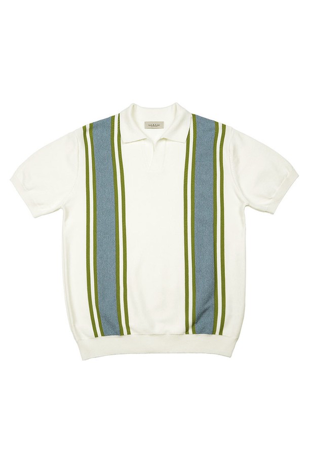 "Summer Blend Open Collar Knit (아이보리)"는 여름철 시원하게 즐길 수 있는 공용 니트/스웨터입니다. 아이보리 컬러를 기본으로 오렌지, 그린, 블루, 네이비, 블랙 등 다양한 컬러 배색의 스트라이프 패턴이 돋보입니다. 면과 아크릴 소재의 조합으로 부드러운 촉감을 선사하며, 캐시미어 유연제 처리로 편안한 착용감을 제공합니다. 오픈 칼라 디자인과 루즈핏, 반소매 기장으로 빈티지하면서도 베이직한 스타일을 연출하며, 캐주얼, 미니멀, 클래식 룩에 모두 잘 어울립니다. 두 가지 텍스처의 조화와 입체감 있는 칼라 디테일이 특징입니다.
