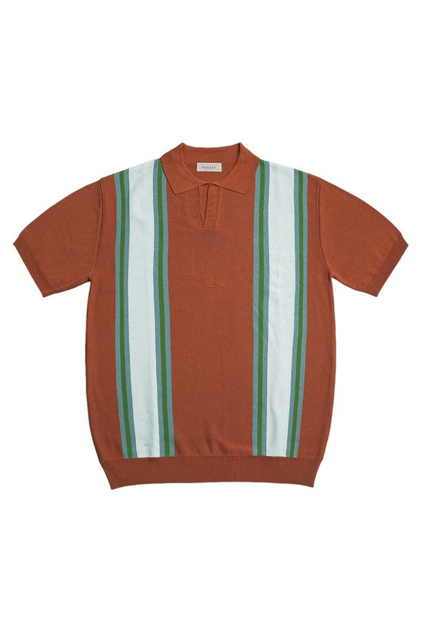 썸머 블렌드 오픈 칼라 니트 (오렌지)는 부드러운 면과 아크릴 혼방 소재로 제작되어 여름에도 시원하게 착용할 수 있습니다. 캐시미어와 같은 부드러운 가공으로 뛰어난 촉감을 선사하며, 릴랙스 핏으로 편안한 착용감을 제공합니다. 빈티지하고 캐주얼한 스타일을 연출하며, 데이트룩과 카페룩에 잘 어울립니다. 입체적인 칼라 구조와 곡선 구조의 오픈 칼라, 두 가지 텍스처 조합의 스트라이프 패턴이 돋보이는 반소매 니트입니다.
